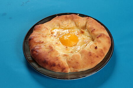 Бугаца с яйцом и сыром