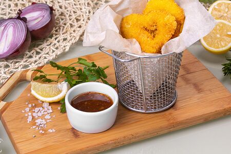 Кольца кальмара в темпуре с соусом Чили-манго