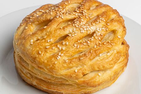 Слоеный пирожок с курицей 