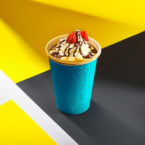 Облачко с бананом, шоколадом и клубникой