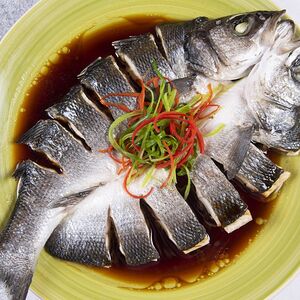 Сибас в соевом соусе с овощами