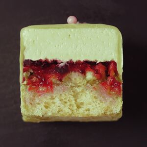 Муссовое пирожное Вишня-фисташка