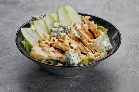 Салат с грушей, куриным филе и Дорблю