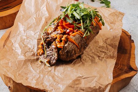 Запечённый картофель с говядиной и печёным перцем