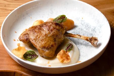 Утиная ножка конфи с яблоком и чипсами из топинамбура