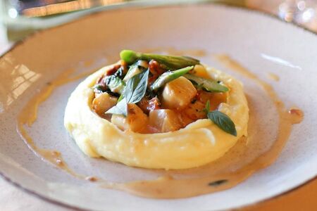 Морские гребешки со спаржей и картофельным пюре