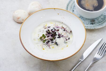 Греча с рваной говядиной и муссом из пармезана