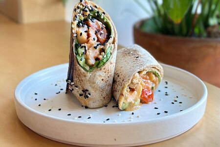 Буррито с креветкой в соусе сладкий чили