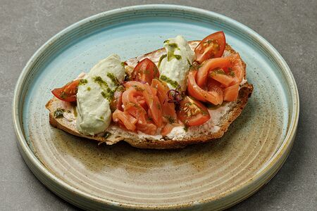Тост с кремом криль лососем и муссом из авокадо