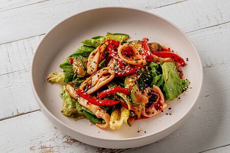 Теплый салат с кальмаром