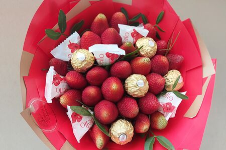 Ягодный букет со сладостями Классика