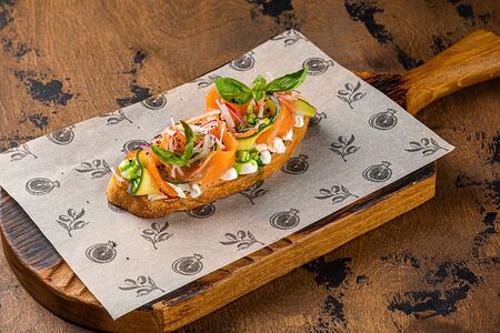 Брускетта с лососем