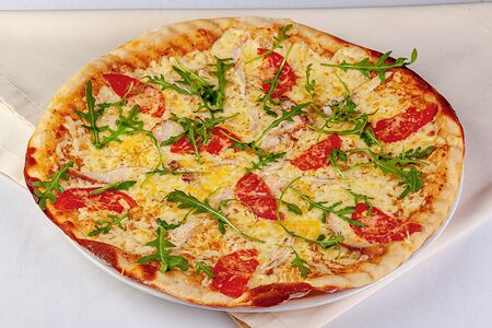 Пицца с курицей и томатами