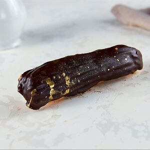 Эклер шоколадный