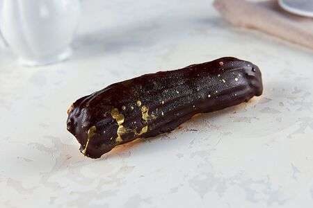 Эклер шоколадный