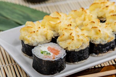 Запеченный ролл с лососем