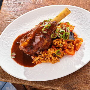 Голень ягненка с булгуром и овощами