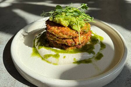 Кабачковые оладьи с классической сметаной 