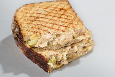 Половина грилд-чиза с салатом из тунца из пекарни Футура