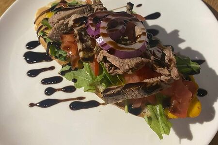 Брускетта с ростбифом