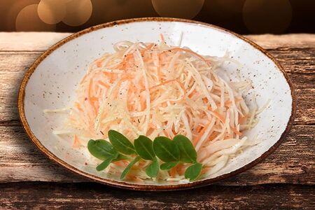 Салат из свежей капусты с морковью и душистым маслом