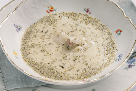 Горячий айран с сушеной мятой и пельменями