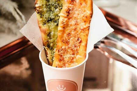 Фокачча с красным и зеленым песто