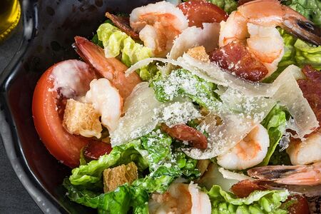 Салат Цезарь с креветками 