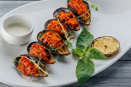 Мидии Киви, запечённые в соусе из сочных томатов с сыром Дорблю