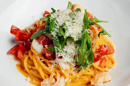 Спагетти с креветками, руколой и страчателлой