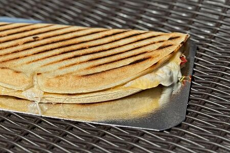 Закрытая пицца со свининой