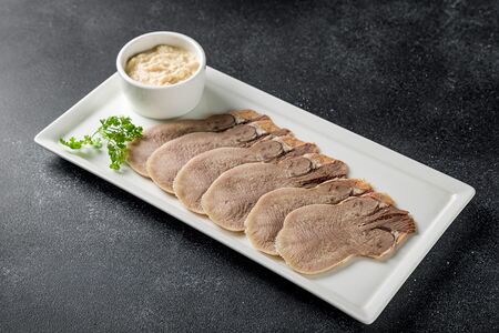 Телячий язык с хреном