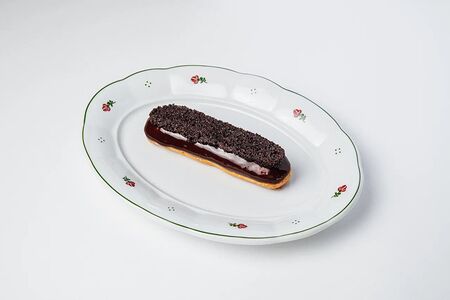 Эклер с маком и зеркальной глазурью