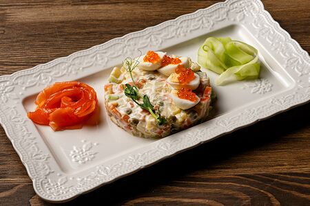 Оливье со слабосоленым лососем и красной икрой