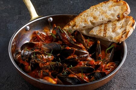 Мидии в красном соусе