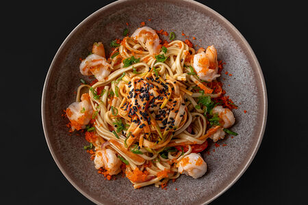 Яки удон с креветками и цукини кимчи