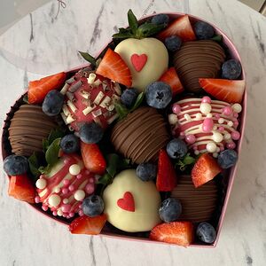 Сердце из клубники в бельгийском шоколаде мини 