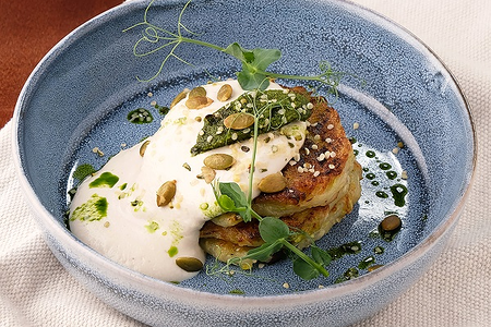 Драники из цукини со сметаной и песто