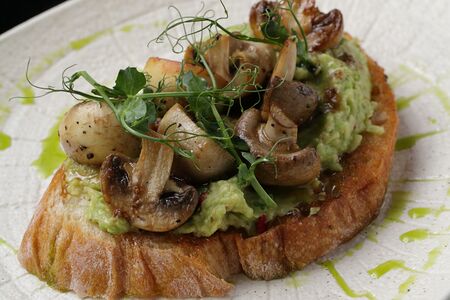 Брускетта с гуакамоле и грибами 