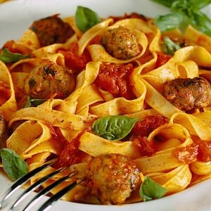 Лингвини в соусе маринара с мясными фрикадельками