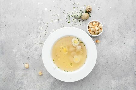 Бульон куриный с перепелиными яйцами