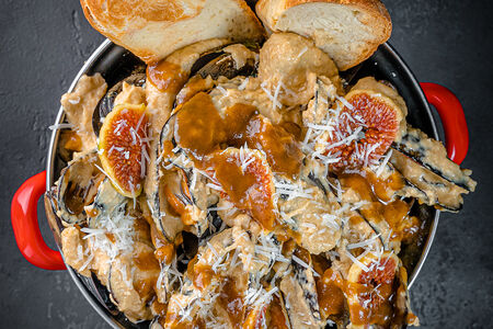 Мидии Инжир, хлебный крем и пекорино