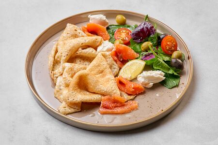 Блинчики с лососем и творожным сыром