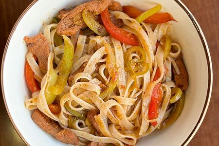 Лапша рисовая со свининой в остро-сладком соусе