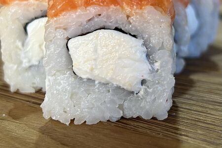 Ролл с рубленым лососем
