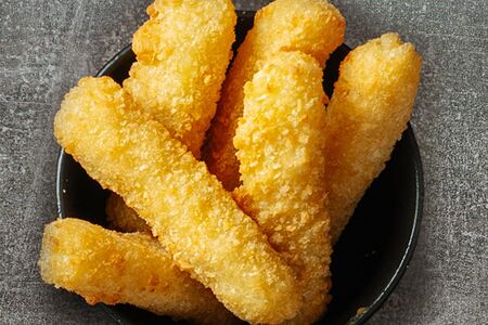 Сырные палочки с брусничным соусом