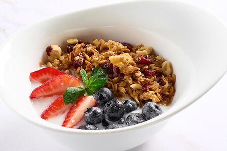 Гранола со свежими ягодами