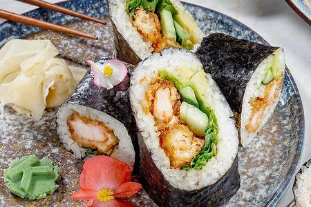 Буррито ролл с креветками и соусом васаби