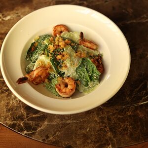 Салат с креветками гриль