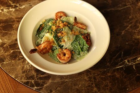 Салат с креветками гриль